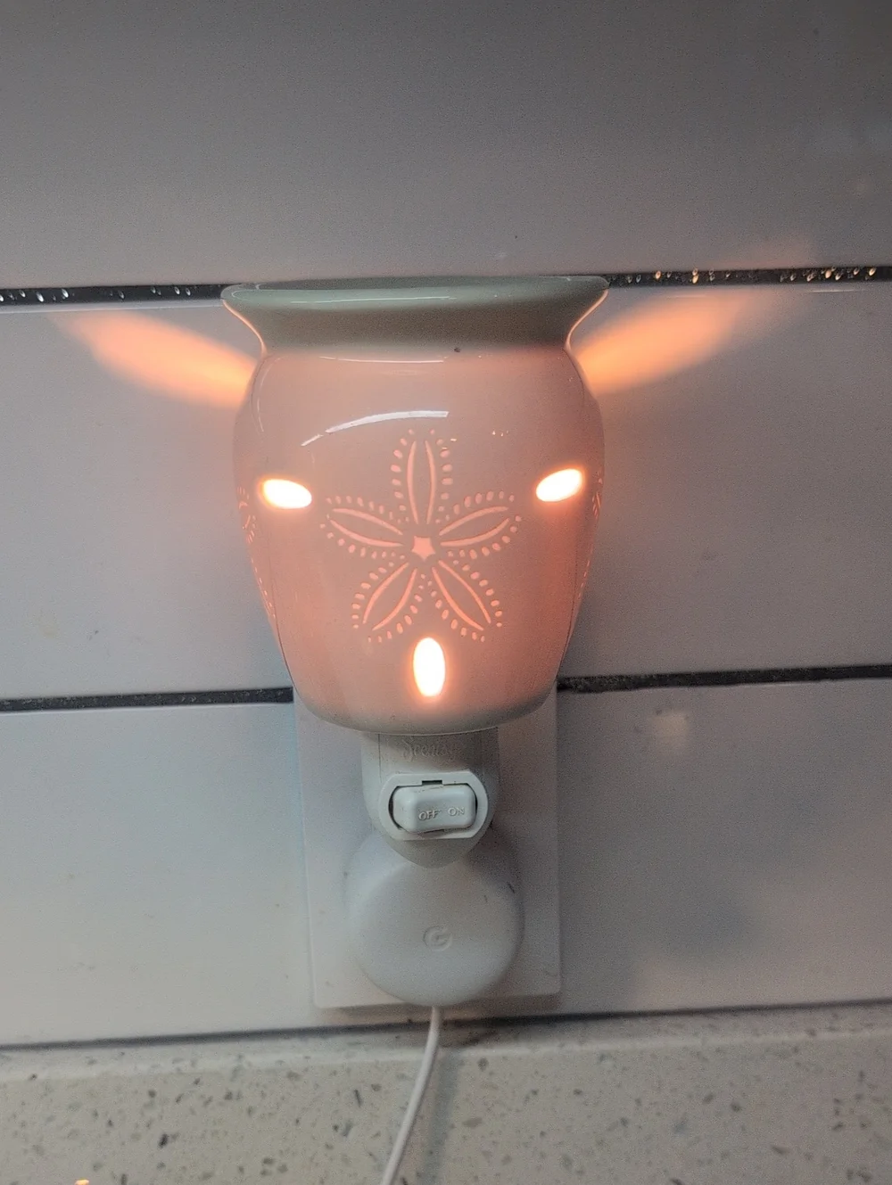 Scentsy Cream Ceramic Plug-In Warmer with Sand Dollar Design